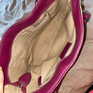 Elegant Magenta Leather Handbag